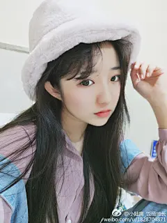 忘了今天14号了。。。还以为是13号。。。。评论抽个女朋友送同款帽子吧，抽到男孩子送小陆的明信片和海报，真的太不好意思了，忘记给我的小女朋友们准备礼物了 ​​​​