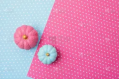 平铺着手工绘制的石膏南瓜和复制空间。秋季假期卡片模型