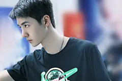 王一博超话 练习室里依然认真专注的王一豹队长！记录@UNIQ-王一博 每一个精彩瞬间，唯有热爱，热舞不止！-2