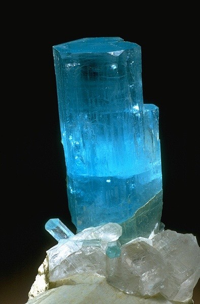 蓝宝石晶体被发现在的Shigar谷，巴基...