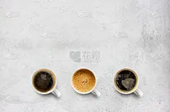水泥桌上的咖啡杯。俯视图