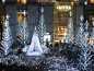 东京汐留一条商业街上用25万个LED灯将那里变成了蓝色海岸圣诞树主题区，简直太梦幻了，美哭了啊！！！