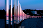 #艺术第二自然# #装置艺术# #设计秀# @微博设计美学 
艺术家Phillip K Smith III在加利福尼亚海滩的镜面柱子装置，250根柱子沿着海岸线而立，将潮涨潮落一一倒影。 ​​​​