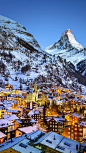 作为瑞士的象征之一、釆尔马特在瑞士众多小镇中景色绝对属于顶级的。无论是小镇自身具有典型的阿尔卑斯风情，还是周围著名的马特洪峰以及迷人的徒步路线，肯定会让你流连忘返。——阿尔卑斯山#马特洪峰#瑞士