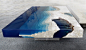 设计师Alexandre Chapelin利用大理石和树脂，体现海颜色的层层渐变，将海景封存与桌子之中。
