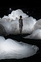 日本艺术家Kohei Nawa 在日本一个画廊创作了这个惊人的装置作品。用大量泡沫和灯光创造了梦幻般的诗意场景，令参观者仿佛身处云端… （kohei-nawa.net）

