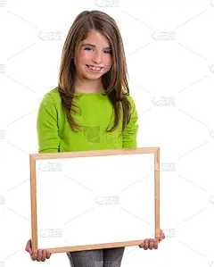 小女孩用白色画框复制空白的白色黑板