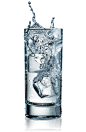 玻璃水杯与冰块高清图片