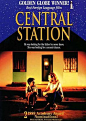 巴西导演沃尔特·塞勒斯的作品《中央车站》讲述了一个美丽、曲折、温暖的故事，鲜活而诚恳，伴随着几近完美的光影节奏，一种原始、真挚的情感慢慢浮现在观众心头，关于人性，关于信仰，关于旅途，荧幕内外的人总是有着太多感触。影片获得1999年奥斯卡最佳女主角、最佳外语片两项提名，1998年柏林国际电影节金熊奖。