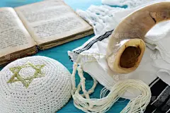 祈祷披肩的宗教形象-塔利特，祈祷书和舒法（号角）犹太教标志。Rosh hashanah (犹太人新年