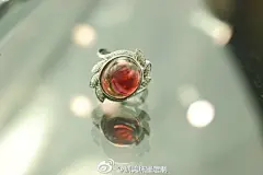 [珠宝知识：西瓜碧玺] 碧玺的颜色很丰富，几乎有各种颜色，其中有一种，具有绿色和红色两种颜色，酷似西瓜的色彩，故名叫做西瓜碧玺。目前碧玺中以帕拉依巴碧玺价位最高,这种霓红蓝绿色调宝石1989年于巴西发现,由于其挖掘不易,晶体不大,价位一直居高不下,尤其在日本极受欢迎,售价可达每克拉美金2万元。红色是碧玺中价值较高的,以紫红和玫瑰红色最佳,在中国被称为“孩儿面”。坦桑尼亚的含铬绿碧玺,其鲜艳可比拟祖母绿,也颇受欢迎。在台湾的碧玺市场则是以西瓜碧玺,最为畅销。这是在一颗晶石里面,......