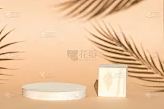 化妆品的背景，米色最小的木制物体与几何形状。圆形讲台和立方体。用于包装产品展示的空橱窗。