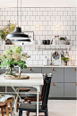 #生活的理想主义# 最简单的白色小方砖，让厨房透出清爽气色。 ​​​​