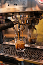 咖啡机倒咖啡，咖啡师工作，咖啡馆场景，制作咖啡