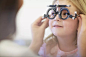 眼科医生检查女孩的视力图片素材