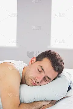 昏昏欲睡的英俊男子在床上放松