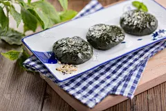 美食系列写实中式江南传统小吃青团