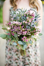 用野花和可爱的杂草搭配成一束有情怀的新娘捧花吧！