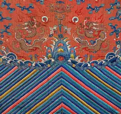 -海水江崖纹是中国的一种传统纹样，俗称“江牙海水”“海水江牙”，是常饰于古代龙袍、官服下摆的吉祥纹样。