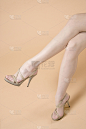 二郎腿,垂直画幅,女人,四肢,仅一个女人,人,腿,高跟鞋,仅成年人