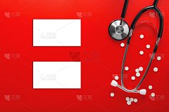 带有两张名片和干净红色背景的药丸的听诊器。设计人员的布局