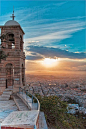 Athens,Greece。希腊雅典，作为希腊首都，也是希腊最大的城市。雅典位于巴尔干半岛南端，三面环山，一面傍海，西南距爱琴海法利龙湾8公里，属亚热带地中海气候。雅典是希腊经济、财政、工业、政治和文化中心。雅典也是欧盟商业中心之一。古雅典是一个强大的城邦，是驰名世界的文化古城。希腊是哲学的发源地，是柏拉图学院和亚里士多德的讲学场的所在地。雅典也因此被称作“西方文明的摇篮”和民主的起源地。 #国外# #街景# #美景# #海滩#