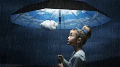 下雨 伞下蓝天白云 小女孩 4K高清壁纸 4K手机壁纸 @ 3840x2160 - 4K高清壁纸
