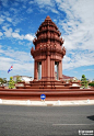有一个大型的道路转盘，大转盘中央是独立纪念碑，是为纪念1953年11月9日柬摆脱...