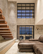 #我爱我家# Chef Condo 位于曼谷一栋二十世纪八十年代的建筑内，在与 Fattstudio 协商后，决定买下隔壁以及楼上的三处公寓，打通并重新调整格局，以开放式的布局重新，室内大量的运用了冷硬的混凝土，却又通过温润的木质元素形成独特的冲突美。 O网页链接