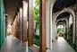 Openbox Architects：La Habana是一个距离大海只有250米的新度假式公寓，紧邻Cicada和罗望子夜市(Tamarind night markets)，它的设计灵感源自西班牙殖民时期建筑的“折衷主义设计”和古巴哈瓦那市充满活力的色彩。其独树一帜的建筑风格也使得这个项目成为了 华欣中心低层公寓的卓越代表。
https://mooool.com/en/la-habana-sale-gallery-by-openbox-architects.html
