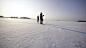 芬兰有一千公里海岸线，在冬季大部分是冰冻的，此时就可以滑雪前往周边的群岛。
