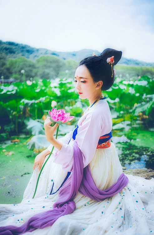 芙泽之陂，溪客居之。异花同蒂，菡萏鞭蕖，...
