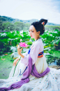 芙泽之陂，溪客居之。异花同蒂，菡萏鞭蕖，嘉莲双生，祥瑞千里，并蒂瑞莲，芙溪之仙。