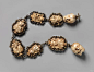 一串来自德国的牙雕念珠。每颗珠子都雕刻有一个丰衣足食的市民或少女的半身像，而另一面则是骷髅。约1500–1525年。