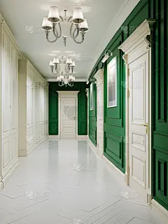 经典风格的走廊，绿色的墙壁和白色的门和木板墙壁。墙上的画。