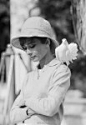 这张奥黛丽•赫本最著名的照片真的是不可思议。当时的拍摄地点在法国南部的一个花园里，她是一个最佳的合作者，我拍摄这张照片的时候，有一只可爱的鸽子恰巧停留在她的肩膀，此时赫本低头不语，而我适时地两次按下快门，然后鸽子就飞走了，真的是不可思议。”——泰瑞•奥尼尔丨艺述英