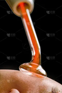 在SPA中心用高频红外线去斑剂美容面部皮肤