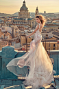 Gala by Galia Lahav 2016秋冬婚纱 演绎浪漫城市和现代爱情故事



以色列高级定制婚纱品牌 Galia Lahav 旗下副牌 Gala by Galia Lahav 首次推出了2016秋冬婚纱系列No. 1。虽然不是品牌的主线，却延续了Galia Lahav的奢华细节和设计元素， 并强调舒适感、细腻的层次剪裁和细致的色彩。设计师通过浪漫城市和现代爱情故事的启发，利用水晶珍珠等华丽装饰物设计出多款梦幻婚纱，并结合了超紧身的剪裁与薄纱裙摆，让每一件婚纱都充满了艺术的浪漫感，为新娘营造出