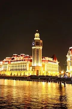 天津津湾广场建筑夜景景色

