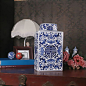 青花呈现于欧式器皿之上，也能保持其清雅素净的本性。超大号的手绘陶瓷花瓶，蓝白相映，怡然成趣。 售价:258元