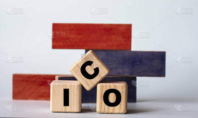ICO (First Coin Offering) -简写为木制立方体的缩写，背景为浅色方块。技术概