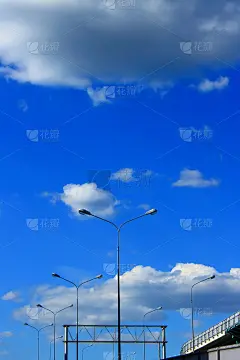 蓝天白云配灯杆