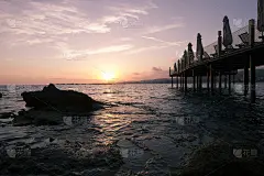 海上美丽的日落。