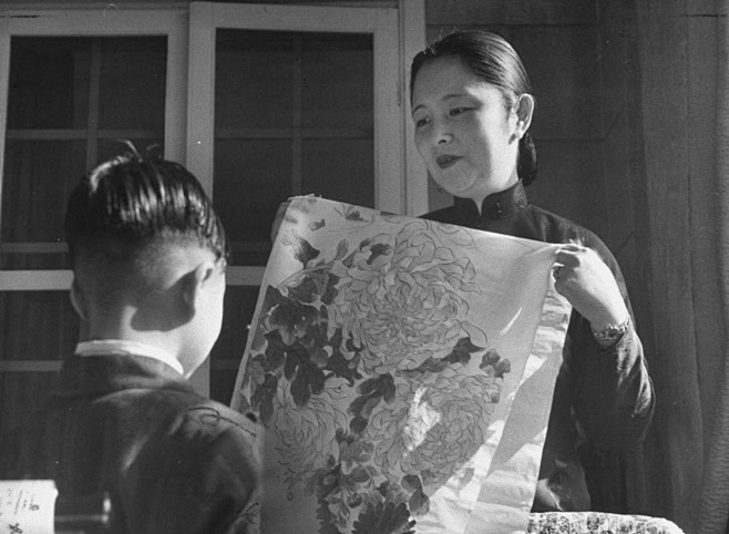 1947年7月21日，上海。市长夫人在展...