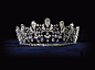 绰美的这个名为波旁帕玛的皇冠是1919年制造的，当时由Doudeauille公爵夫人所定制，作为送给自己的女儿Edwige与Sixte王子的新婚礼物，如今，这个皇冠已经见证了世间近200年的历史变迁。