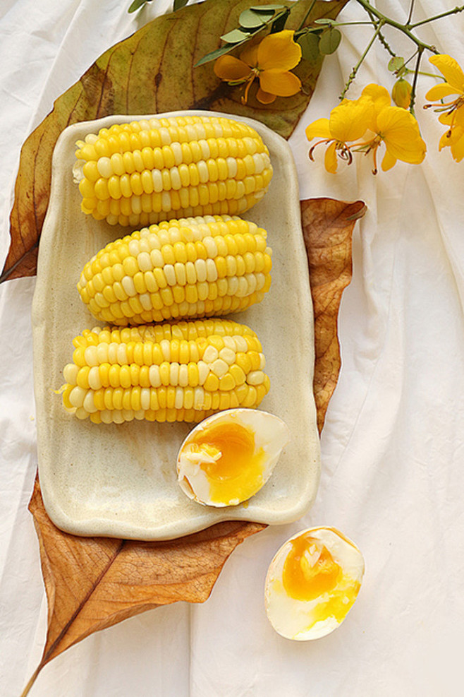 「水煮蛋和甜玉米」材料：甜玉米、鸡蛋，小...