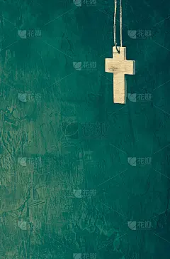 在绿色墙背景上交叉