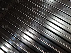 金属板结构。斜线银灰色条纹墙纸横幅设计。波纹金属板背景。