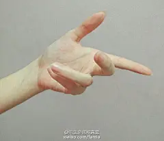 单考前拍过一组手的图片用来写生……虽然一个... 来自用生命调戏真爱 - 微博