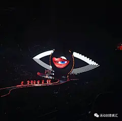 延续外太空风格｜水果姐最新世界巡演正式拉开帷幕 : Katy Perry近期在蒙特利尔举行最新的巡回演唱会，在这次演唱会上Katy Perry 换上一系列让你眼花缭乱的紧身服，乘坐飞机，打篮球，穿着性感的服装，与动态的布景进行各种穿梭与互动。 当观众们进入这次演唱会现场场时